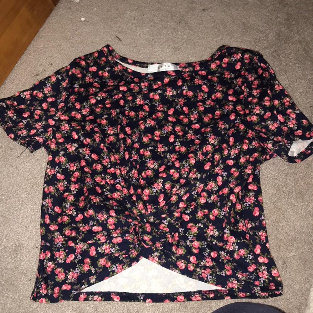 Tied front flowery crop top🌸🌸